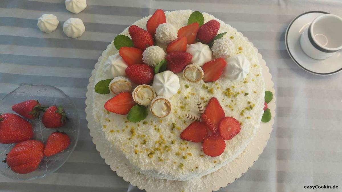 Akzuelle Rezeotidee: Erdbeer_Raffaello_Torte.jpg